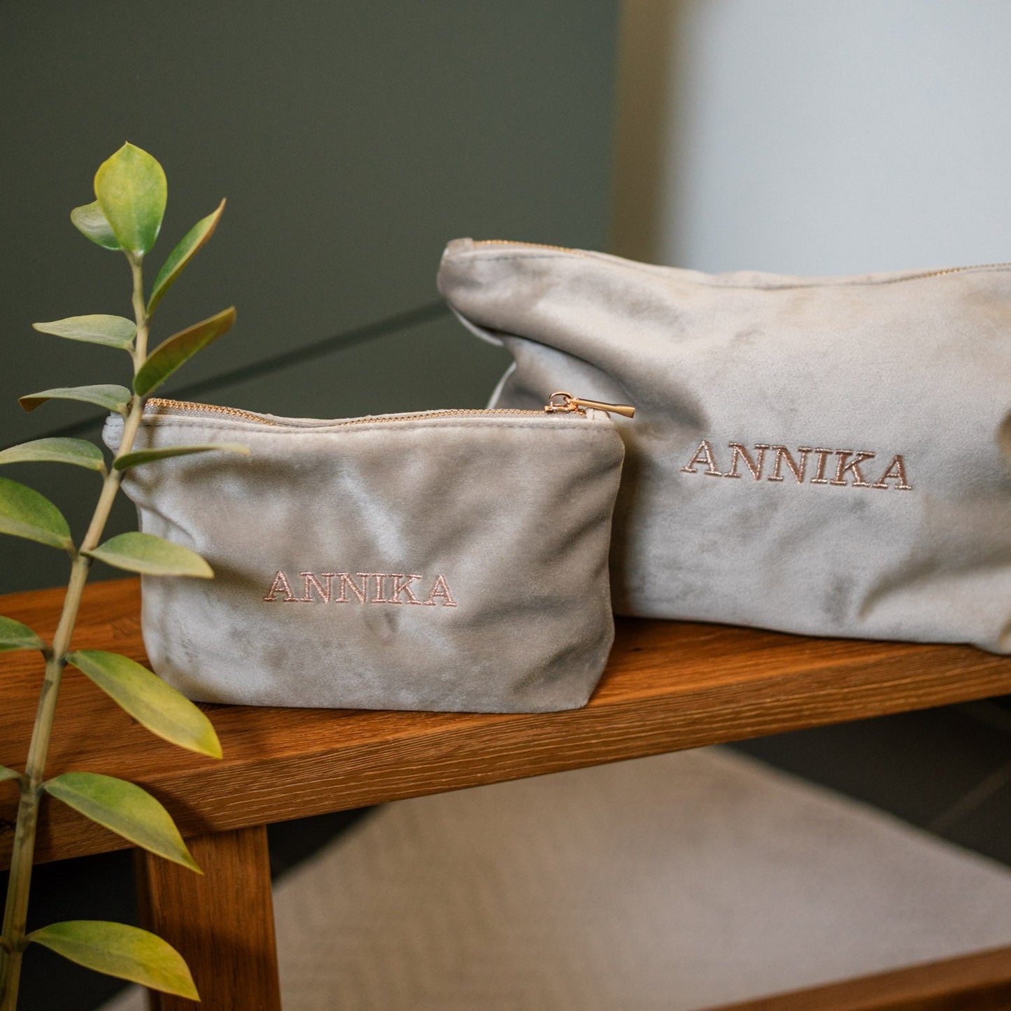 Bestickte Kosmetiktasche in Samtoptik