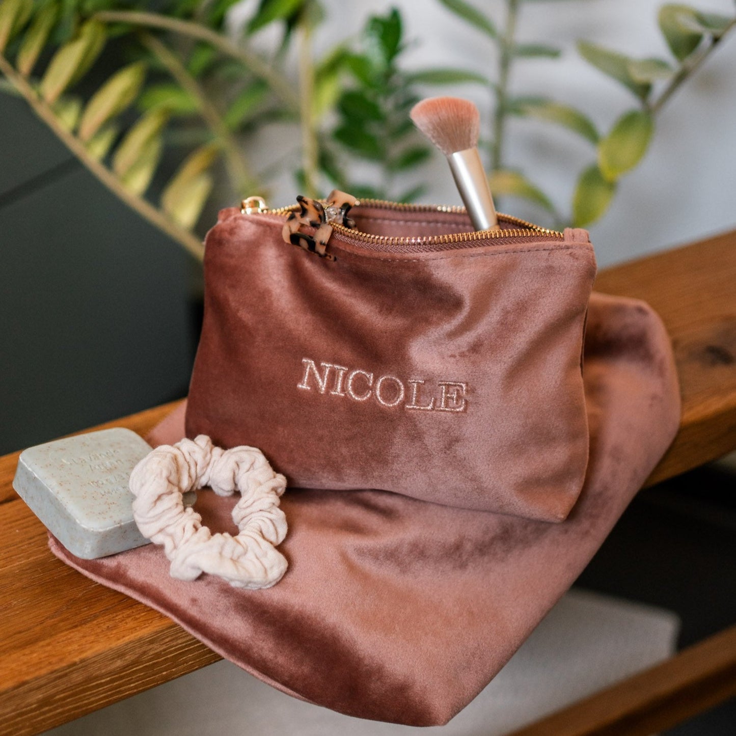 Bestickte Kosmetiktasche in Samtoptik