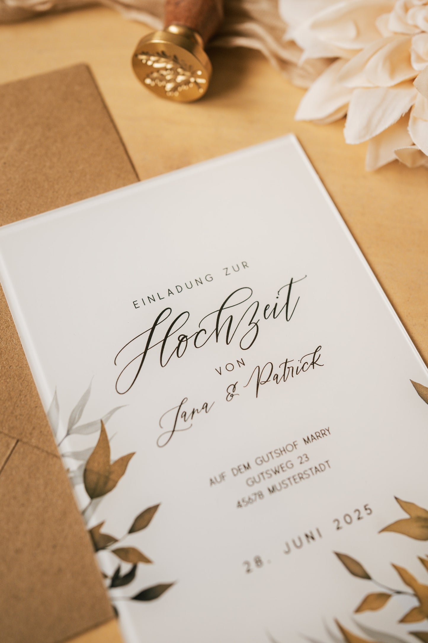 Florale Hochzeitseinladung aus Acrylglas