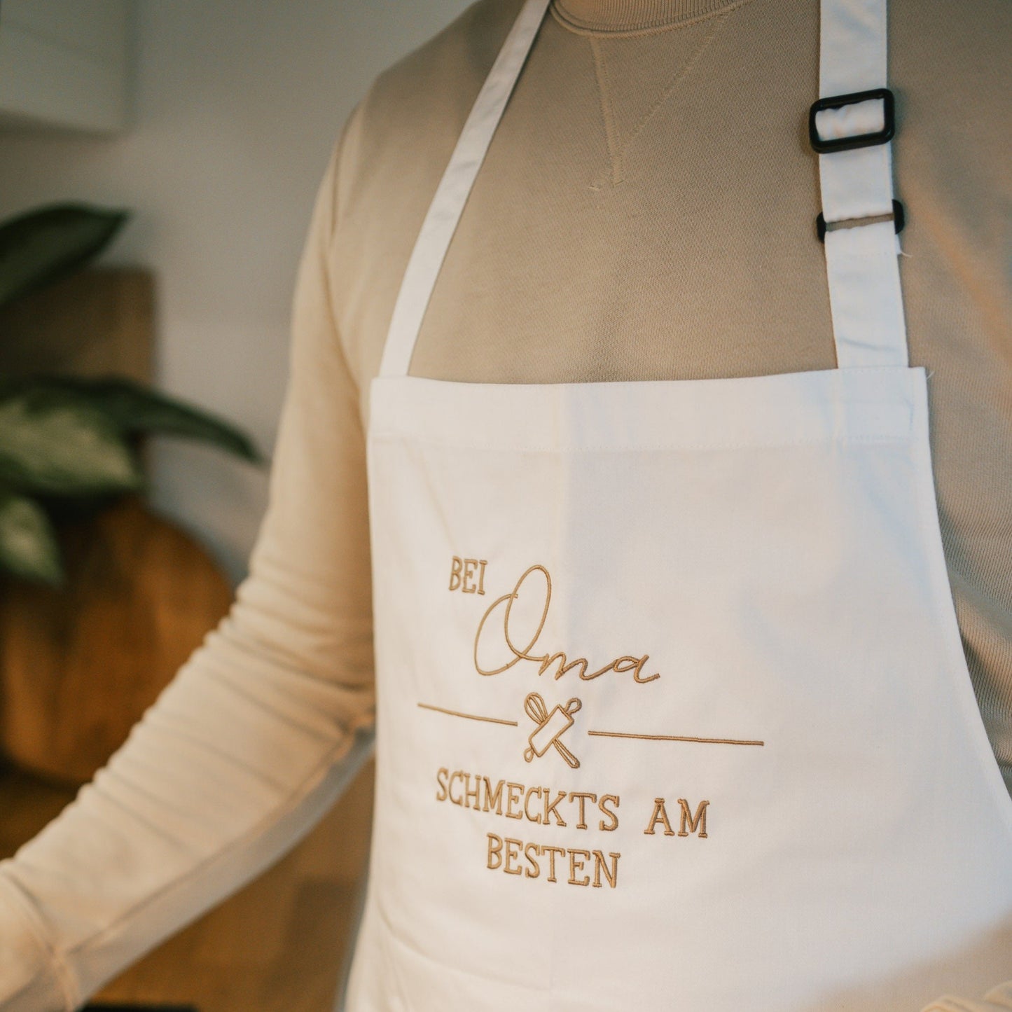 Bestickte Latzschürze "Bei Mama/Papa/Oma/Opa schmeckts am Besten"