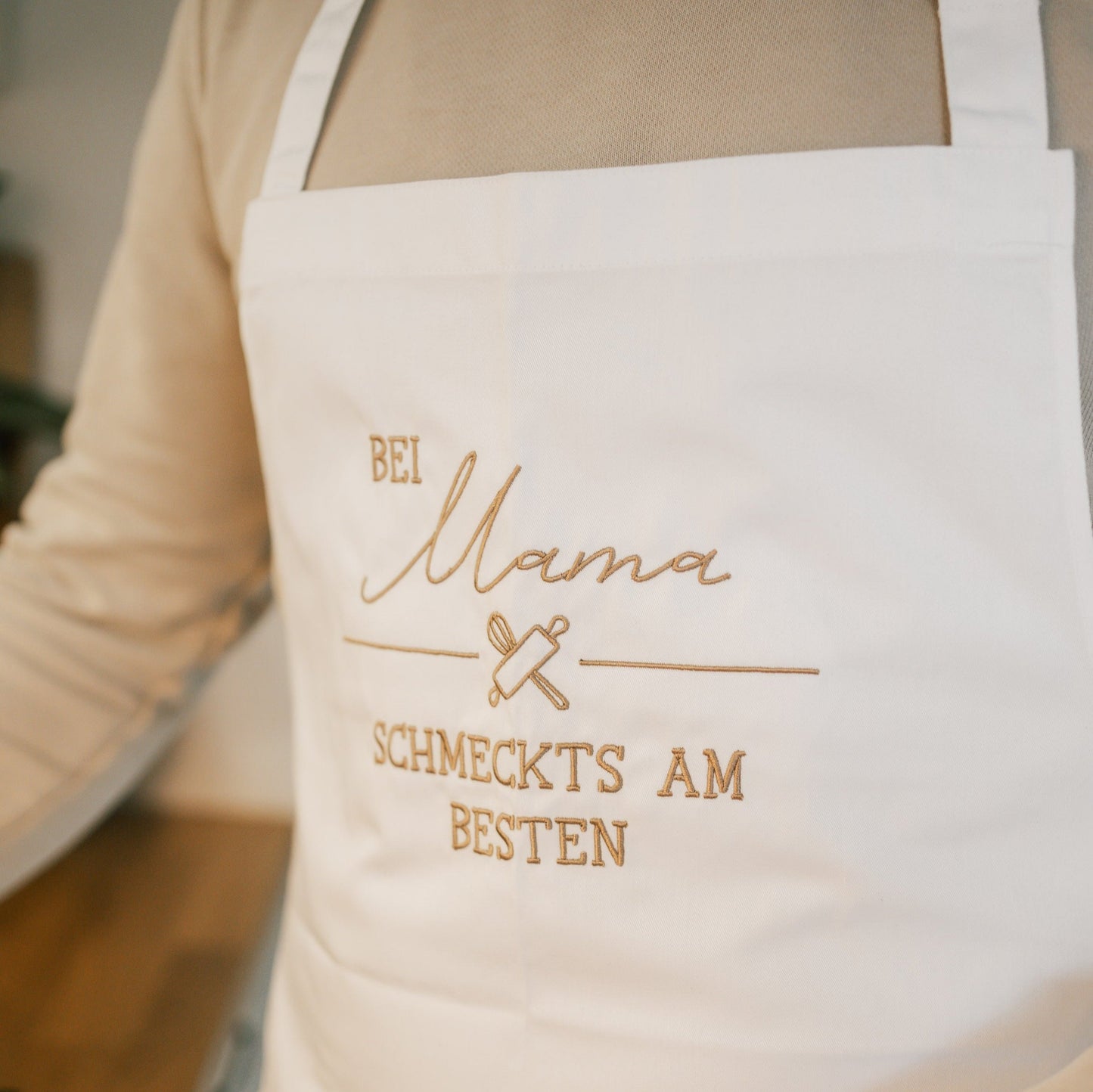 Bestickte Latzschürze "Bei Mama/Papa/Oma/Opa schmeckts am Besten"