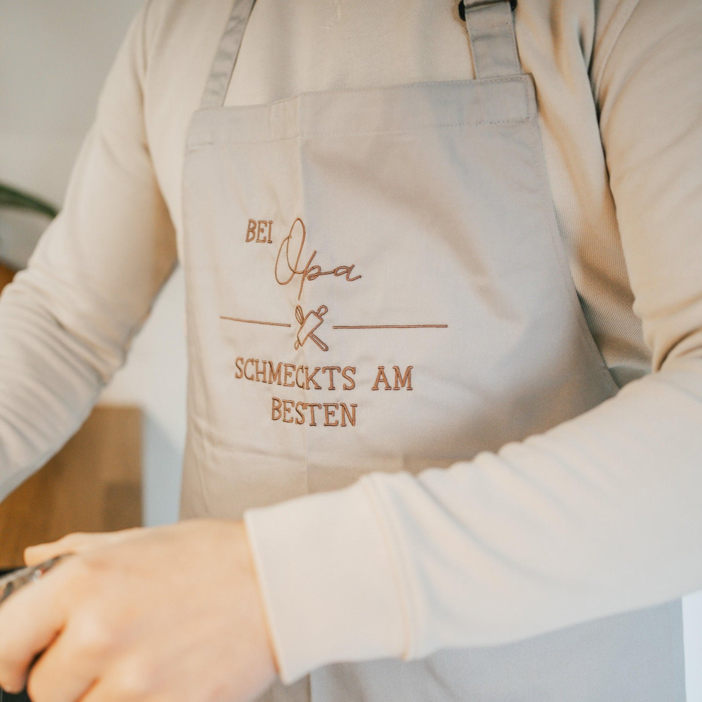 Bestickte Latzschürze "Bei Mama/Papa/Oma/Opa schmeckts am Besten"