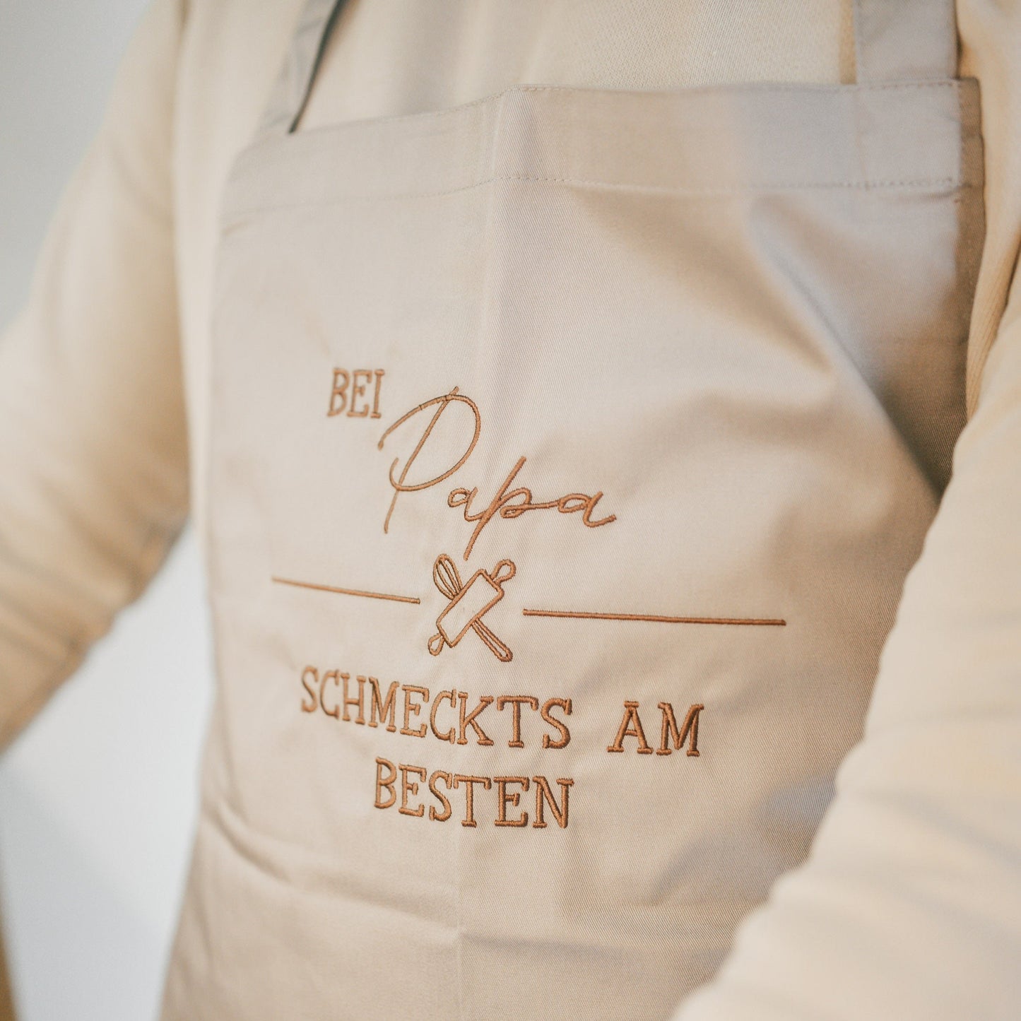 Bestickte Latzschürze "Bei Mama/Papa/Oma/Opa schmeckts am Besten"