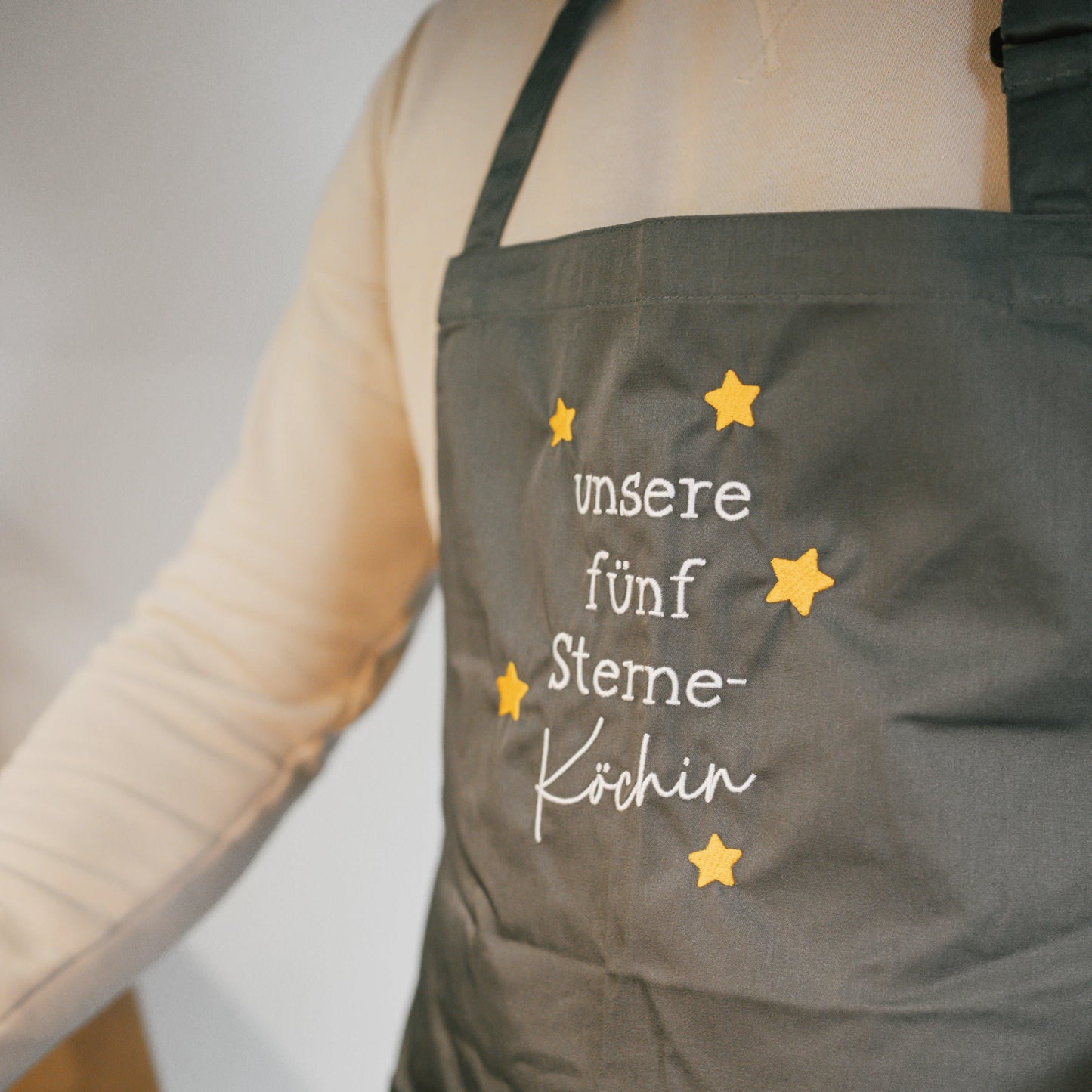 Bestickte Latzschürze "Unser/e fünf Sterne Koch/Köchin"