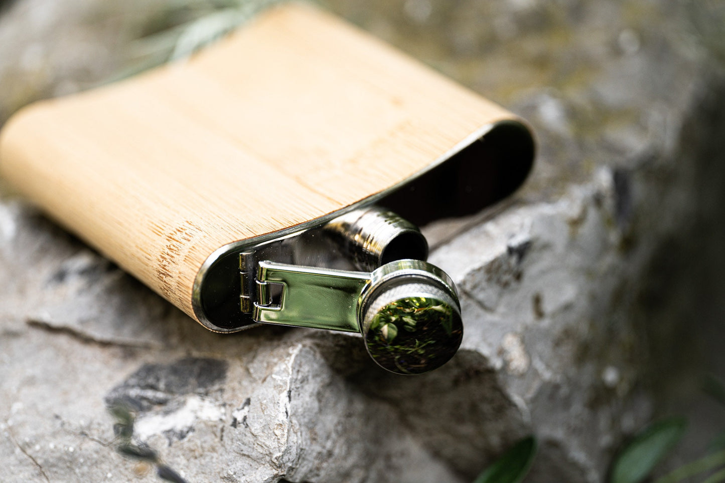 Flachmann "be wild and free" aus Edelstahl mit Bambusholz und deinem Wunschtext