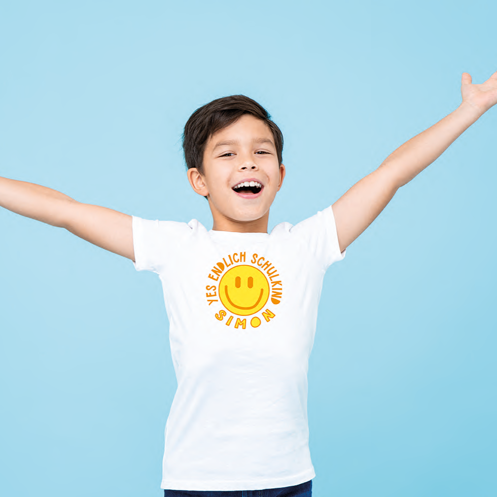 Schulkind T-Shirt für Kids Smiley "yes endlich Schulkind" mit deinem Wunschnamen