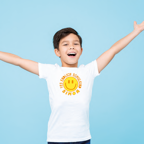 Schulkind T-Shirt für Kids Smiley "yes endlich Schulkind" mit deinem Wunschnamen