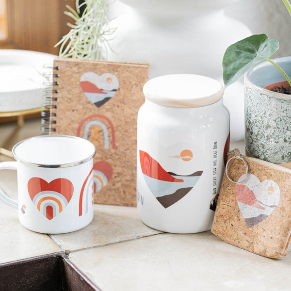 Geschenk-Set zum "Valentinstag" mit Keksdose, Geldbörse, Notizheft und Emailletasse