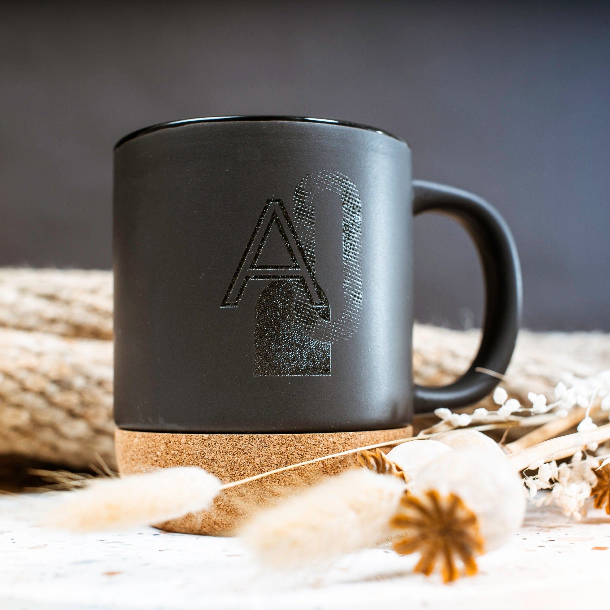 Schwarz matte Tasse Scandi geometrisch mit Initiale, Wunschbuchstabe