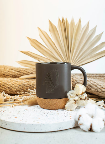 Schwarz matte Tasse Scandi geometrisch mit Initiale, Wunschbuchstabe