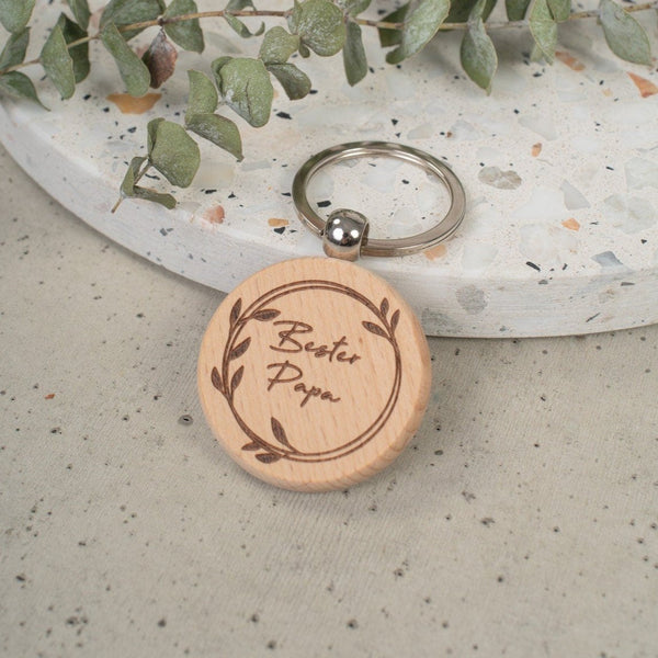 Schlüsselanhänger aus Holz mit Blätterkranz "Beste Mama", "bester Papa", "bester Opa", "beste Oma"