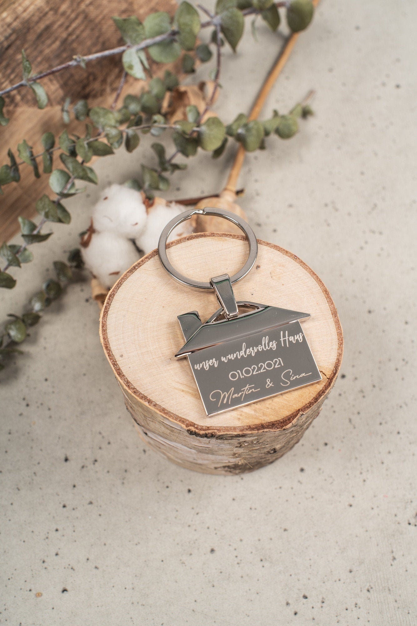 Schlüsselanhänger Haus aus Edelstahl mit Wunschnamen und Daten