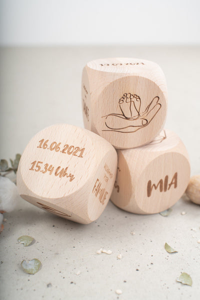 Holzwürfel zur Geburt mit Wunschnamen und Daten