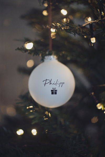Christbaumkugel, Weihnachtskugel mit Personalisierung, hochwertiger UV Druck, matt weiß mit Geschenksymbol