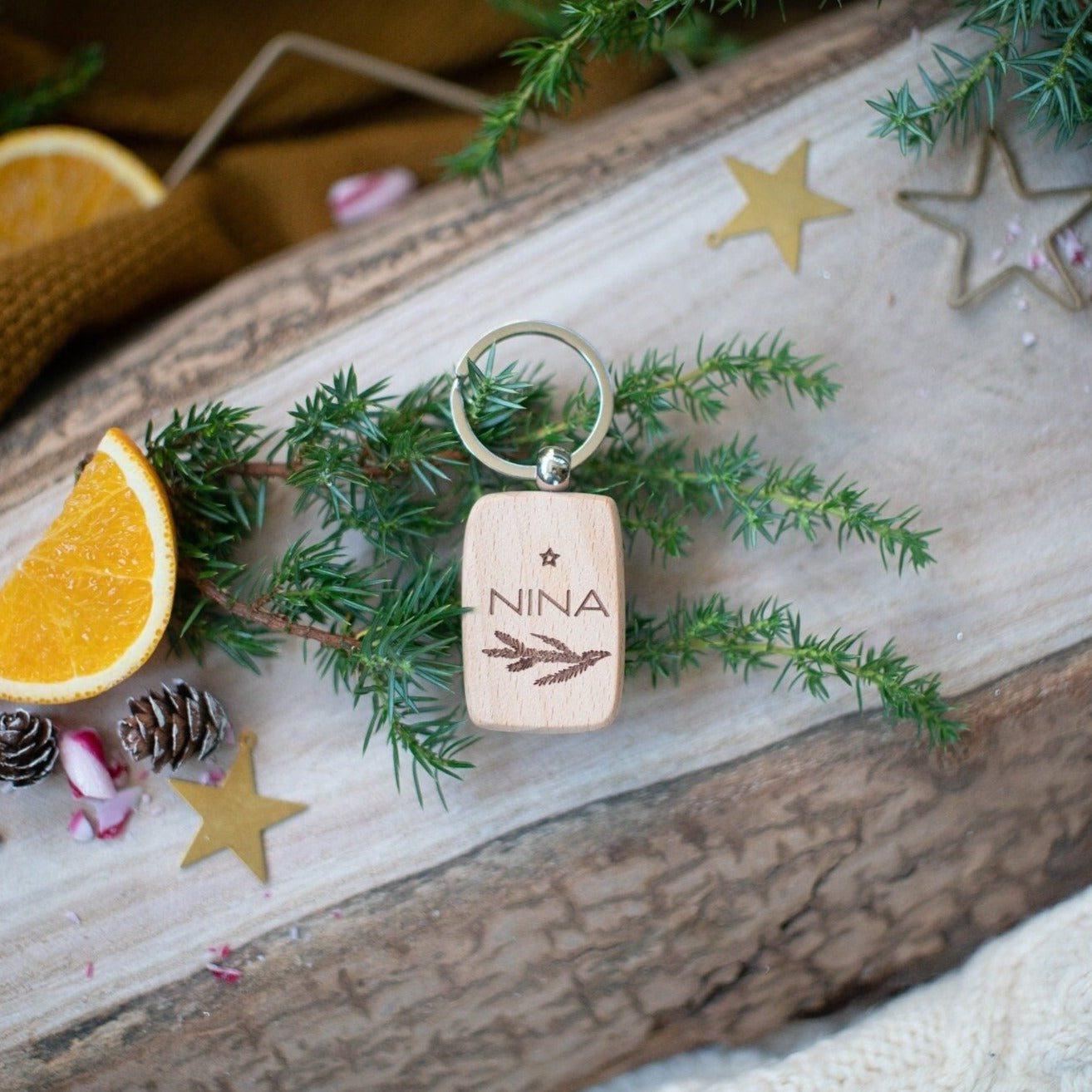 Schlüsselanhänger aus Holz mit Tannenzweig und Wunschname