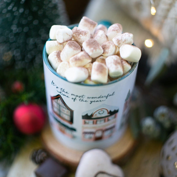 Tasse aus Keramik „its the most wonderful  time of the year“ weiß Innenfarbe und Henkel Petrol- oder Beerenton