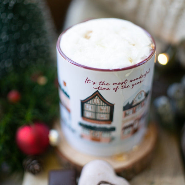 Tasse aus Keramik „its the most wonderful  time of the year“ weiß Innenfarbe und Henkel Petrol- oder Beerenton