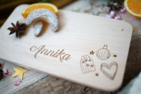 Brettchen mit Weihnachtselementen aus Buche
