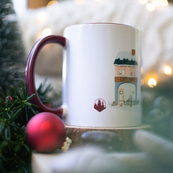 Tasse aus Keramik „its the most wonderful  time of the year“ weiß Innenfarbe und Henkel Petrol- oder Beerenton