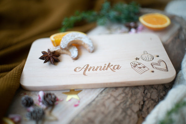 Brettchen mit Weihnachtselementen aus Buche