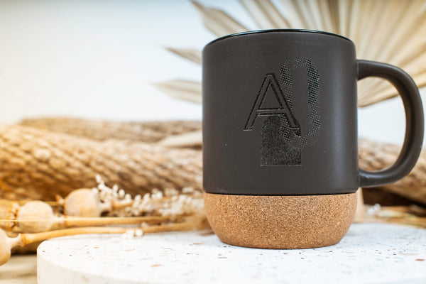 Schwarz matte Tasse Scandi geometrisch mit Initiale, Wunschbuchstabe
