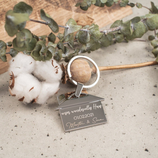 Schlüsselanhänger Haus aus Edelstahl mit Wunschnamen und Daten