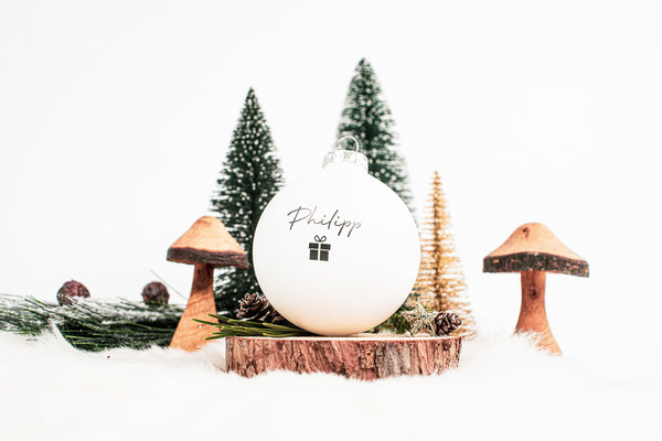 Christbaumkugel, Weihnachtskugel mit Personalisierung, hochwertiger UV Druck, matt weiß mit Geschenksymbol
