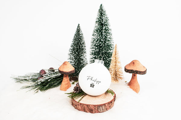 Christbaumkugel, Weihnachtskugel mit Personalisierung, hochwertiger UV Druck, matt weiß mit Geschenksymbol