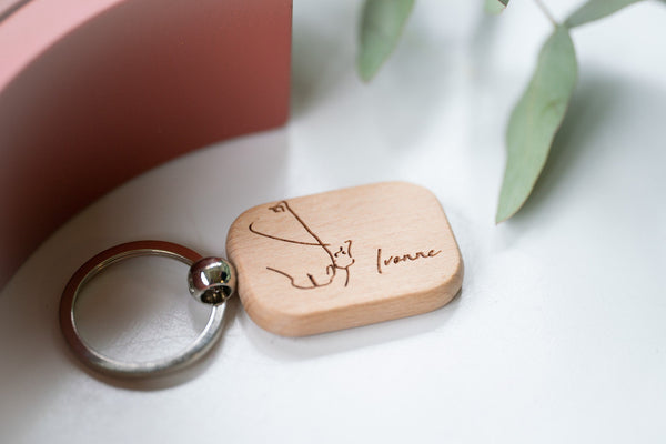 Schlüsselanhänger aus Holz mit Pferde-Motiv