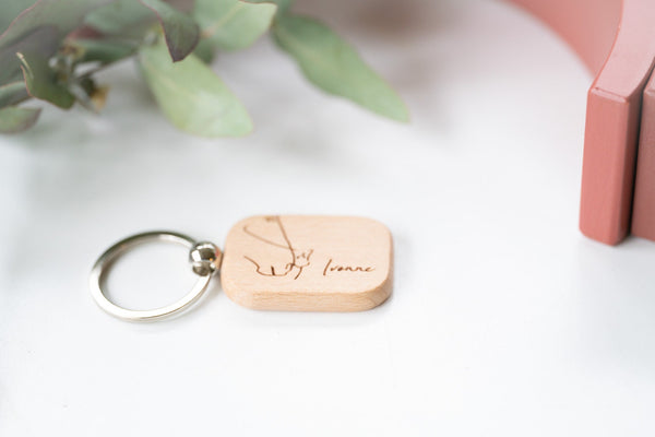 Schlüsselanhänger aus Holz mit Pferde-Motiv