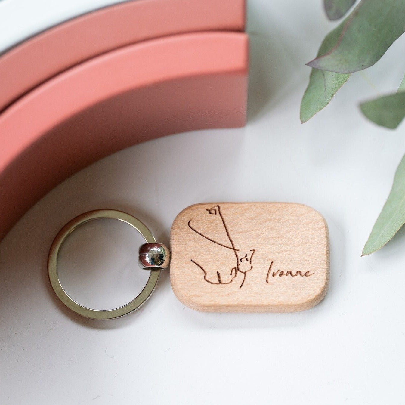 Schlüsselanhänger aus Holz mit Pferde-Motiv