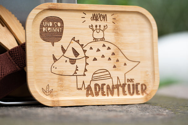 Brotdose | Lunchbox | Edelstahlbox mit Bambusdeckel, dein Wunschname, Dinosaurier „und so beginnt ein Abenteuer“ Schulkind 2023, Einschulung