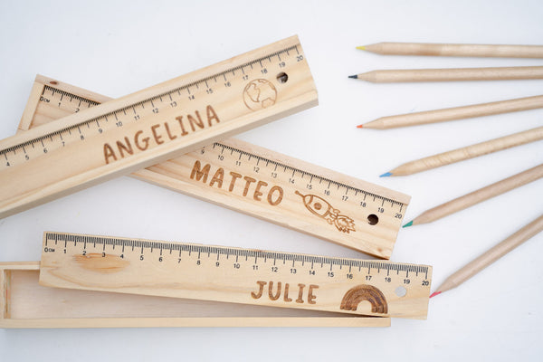 Stiftboxen aus Holz mit Buntstiften und Lineal als Deckel mit Wunschname und Wunschmotiv | Geschenk für Schulkind 23 2023 Einschulung