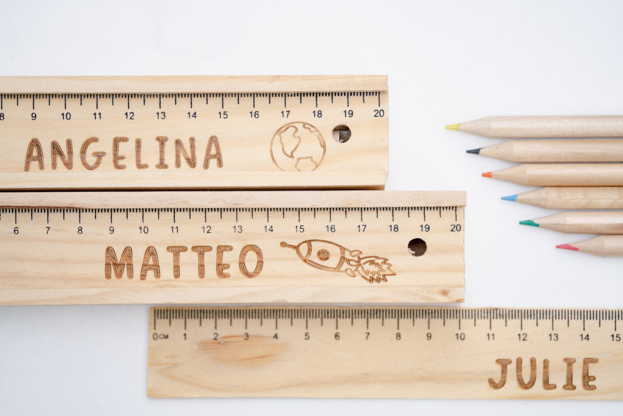 Stiftboxen aus Holz mit Buntstiften und Lineal als Deckel mit Wunschname und Wunschmotiv | Geschenk für Schulkind 23 2023 Einschulung