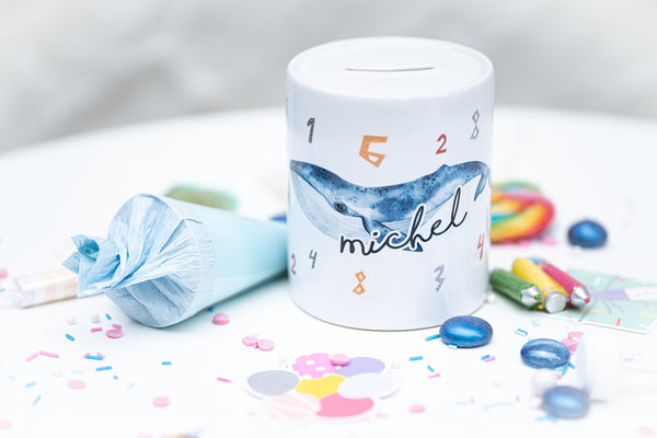 Spardose aus Keramik weiß Wal Blauwal mit Wunschname, Geschenk zur Einschulung, Schulkind 23 2023