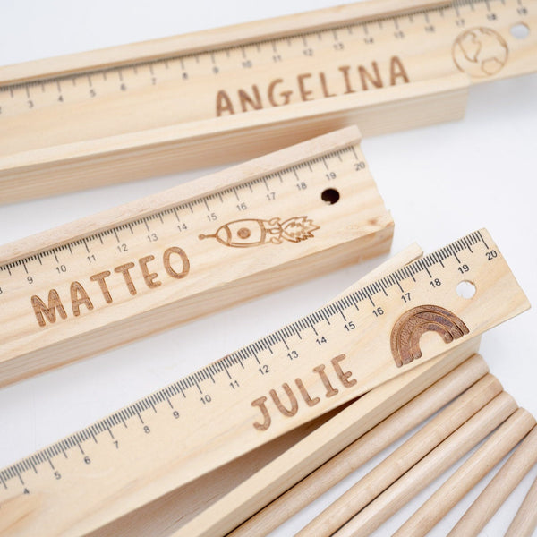 Stiftboxen aus Holz mit Buntstiften und Lineal als Deckel mit Wunschname und Wunschmotiv | Geschenk für Schulkind 23 2023 Einschulung