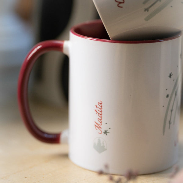 Tasse aus Keramik „Regenbogen mit Wunschname“ weiß, Innenfarbe und Henkel Beerenrot