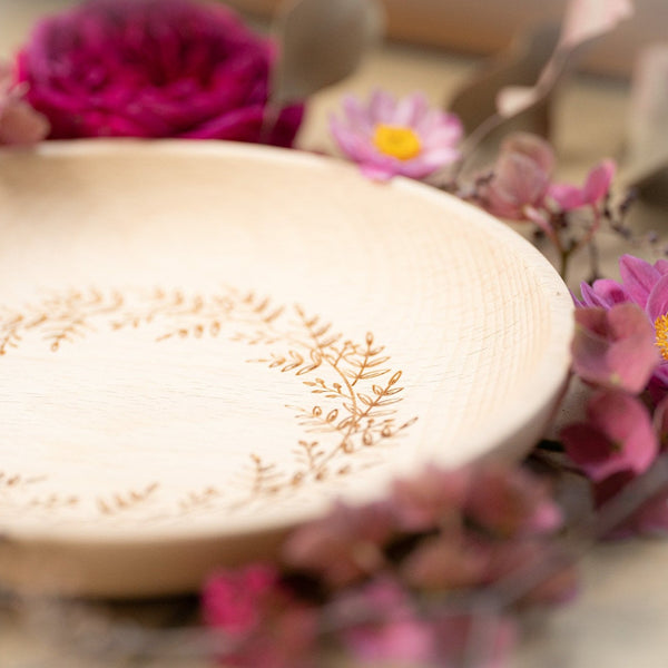 Ringschälchen aus Holz mit Blätterkranz Gravur