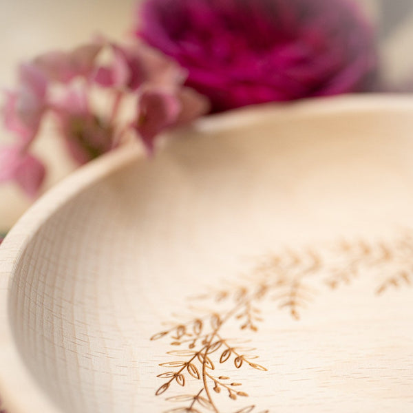 Ringschälchen aus Holz mit Blätterkranz Gravur