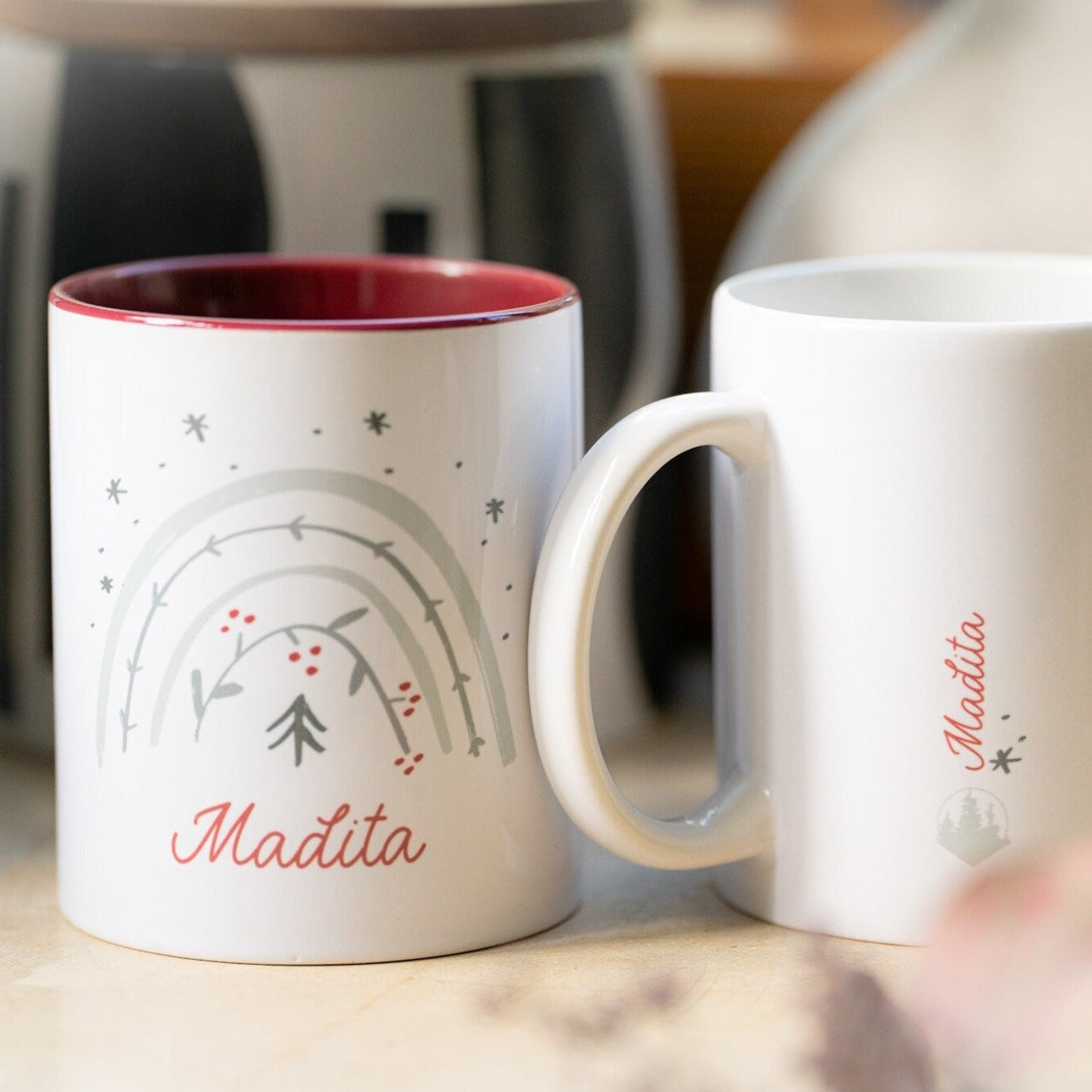 Tasse aus Keramik „Regenbogen mit Wunschname“ weiß, Innenfarbe und Henkel Beerenrot