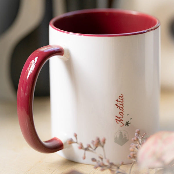 Tasse aus Keramik „Regenbogen mit Wunschname“ weiß, Innenfarbe und Henkel Beerenrot