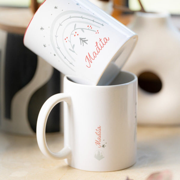 Tasse aus Keramik „Regenbogen mit Wunschname“ weiß, Innenfarbe und Henkel Beerenrot