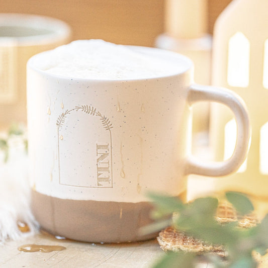 Steingut Tasse mit Wunschname Blätterkranz