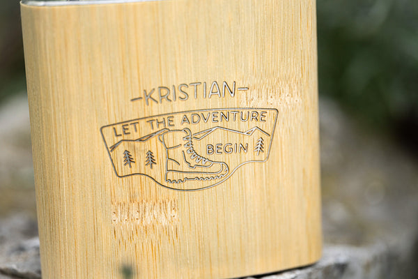 Flachmann "let the adventure begin" aus Edelstahl mit Bambusholz und deinem Wunschtext
