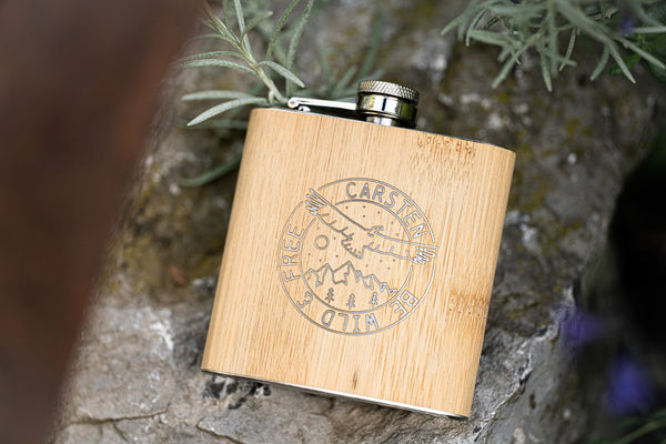 Flachmann "be wild and free" aus Edelstahl mit Bambusholz und deinem Wunschtext