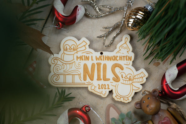 Holzanhänger „mein erstes Weihnachten“ mit Pinguin und deinem Wunschnamen