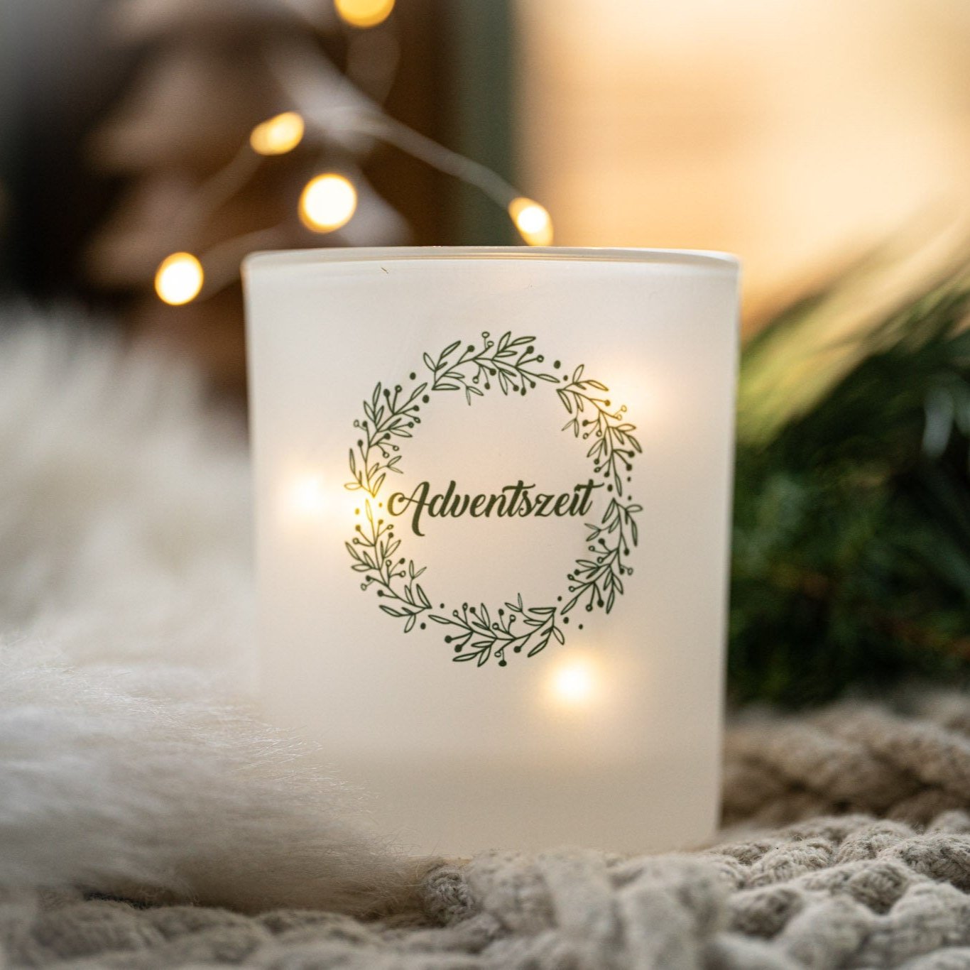 Teelicht zur Adventszeit mit Weihnachtshäusern