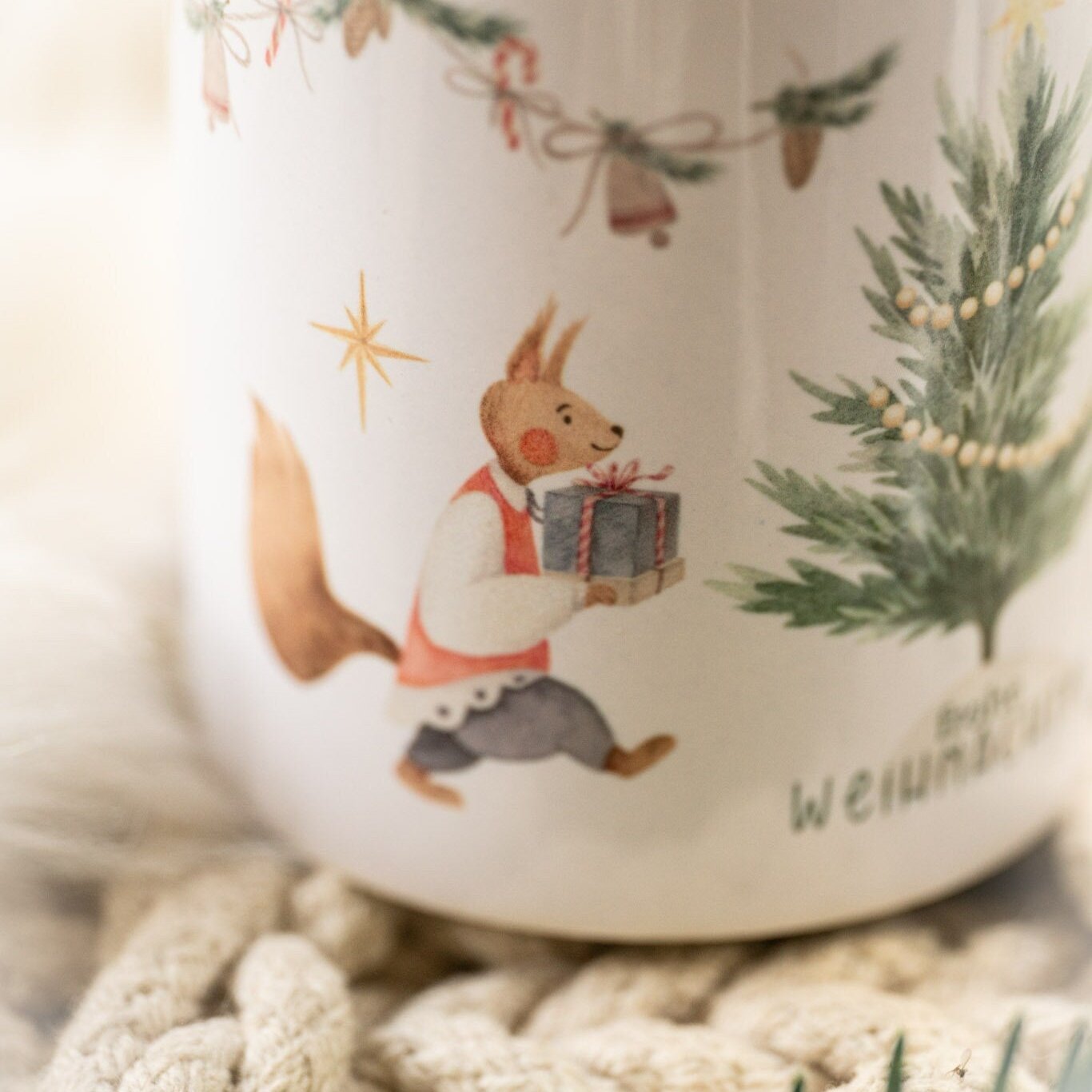 „Eichhörnchen Weihnacht“ Tasse aus Keramik weiß Innenfarbe und Henkel Rot