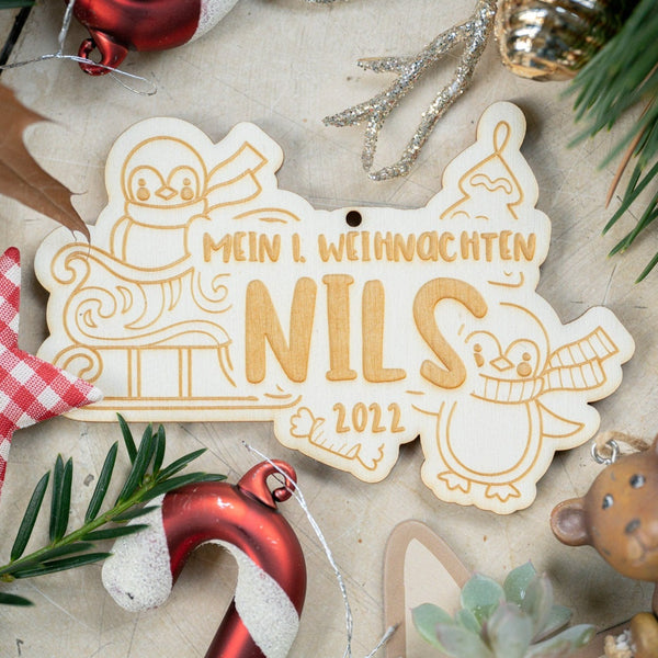 Holzanhänger „mein erstes Weihnachten“ mit Pinguin und deinem Wunschnamen
