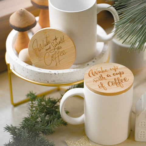 Tasse weiß matt mit Deckel aus Bambus mit Wunschgravur